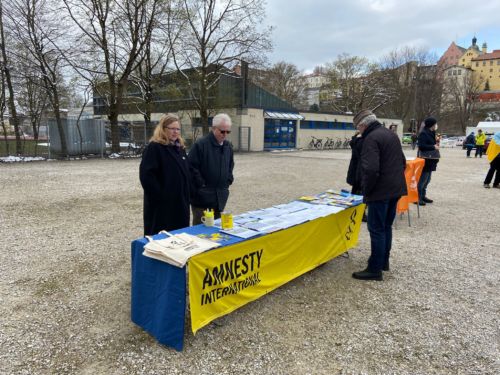 Amnesty International Gruppe Dachau auf der Ukraine-Kundgebung am 03.04.2022